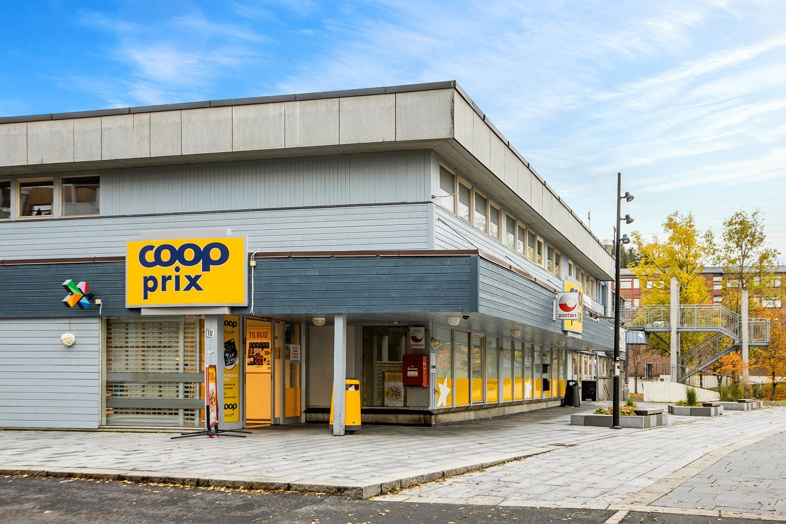 Nærområdet | Dagligvarehandelen kan gjøres på Coop Prix, som ligger kun 3 minutter gange unna blokken.Det er også kort vei til Lindeberg senter med både Kiwi og T-bane. Galleribilde