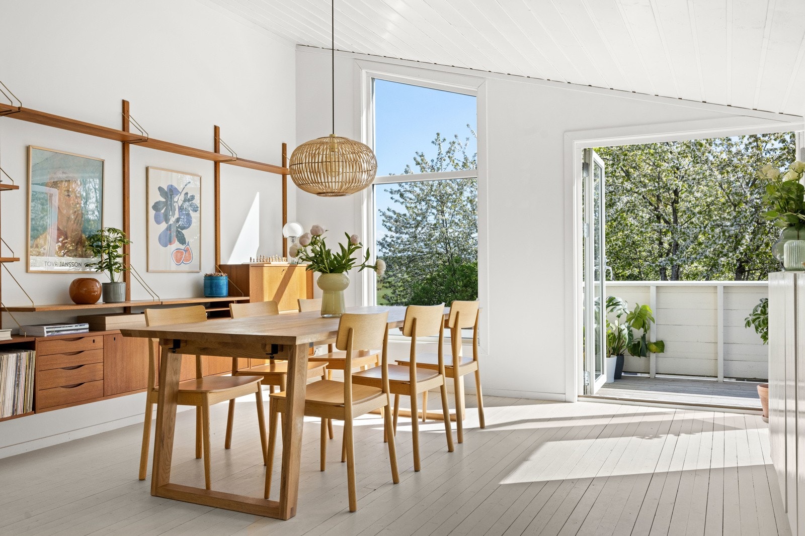 Et herlig rom med store vindusflater og god takhøyde Galleribilde