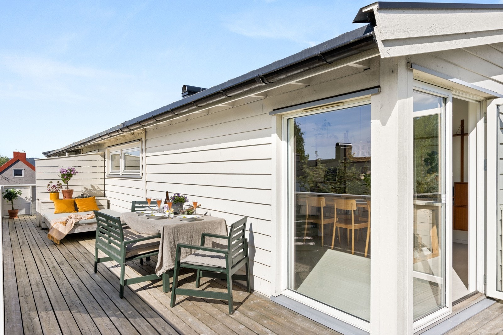 Veranda og terrassen i 1. etg er tilsammen hele 50 m2 Galleribilde