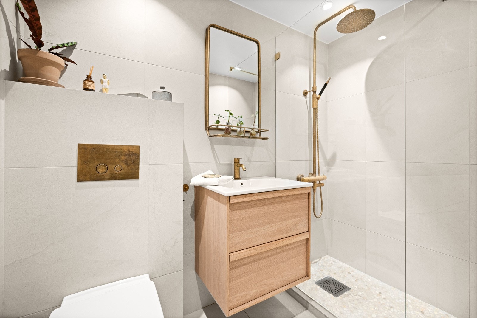 Badet ble pusset opp i 2021 med store fliser på gulv og vegg og elvestein i dusjsone. Alt inventar byttet ut. Galleribilde