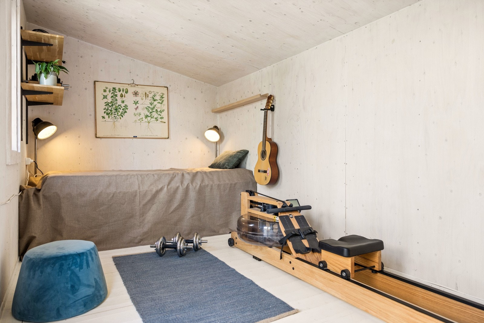 Hagestuen/annekset på 12 m2 har vært brukt til alt fra treningsrom og keramikkverksted til musikkstudio og hjemmekontor. Galleribilde