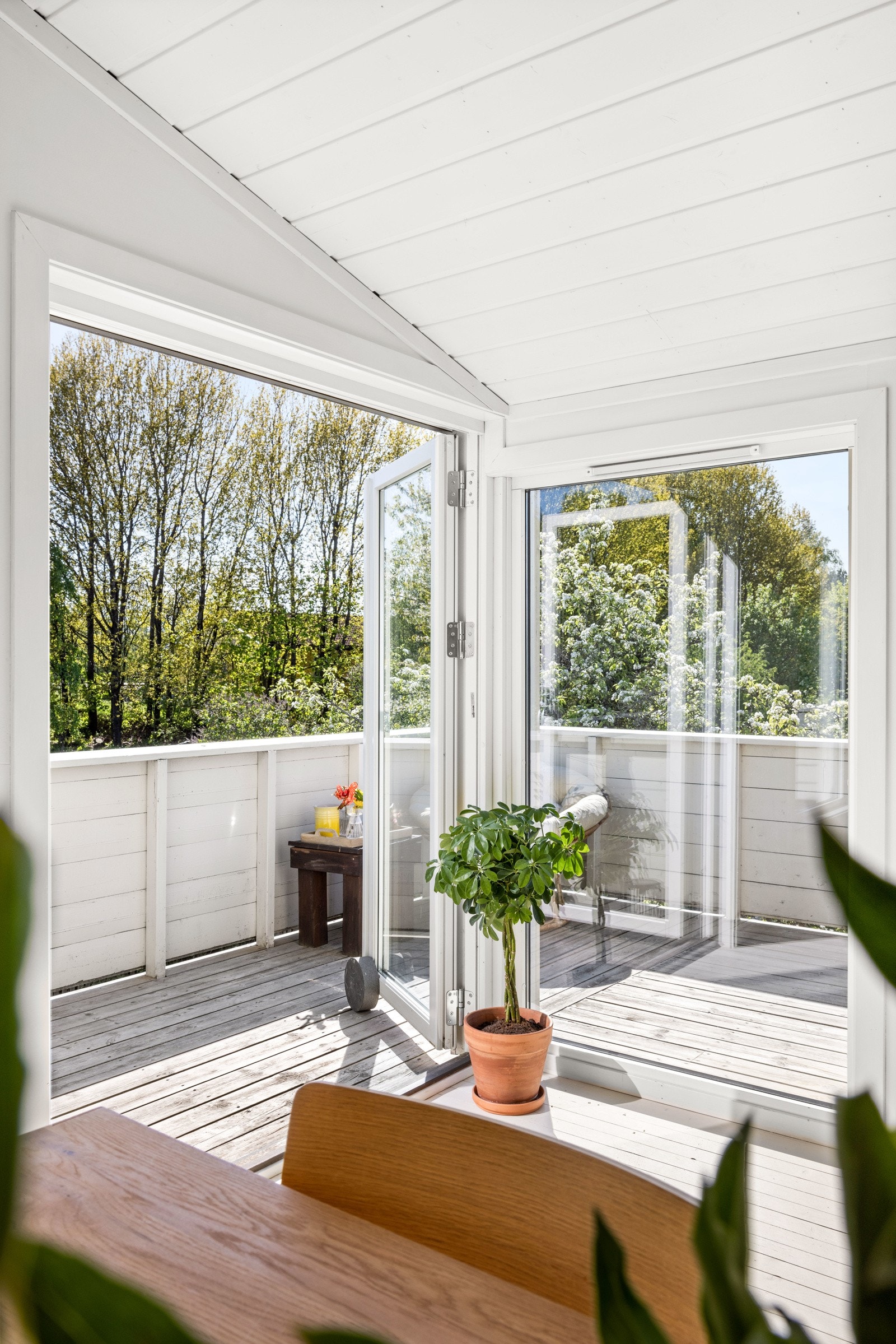 Fra spisestuen er det utgang til den flotte verandaen Galleribilde