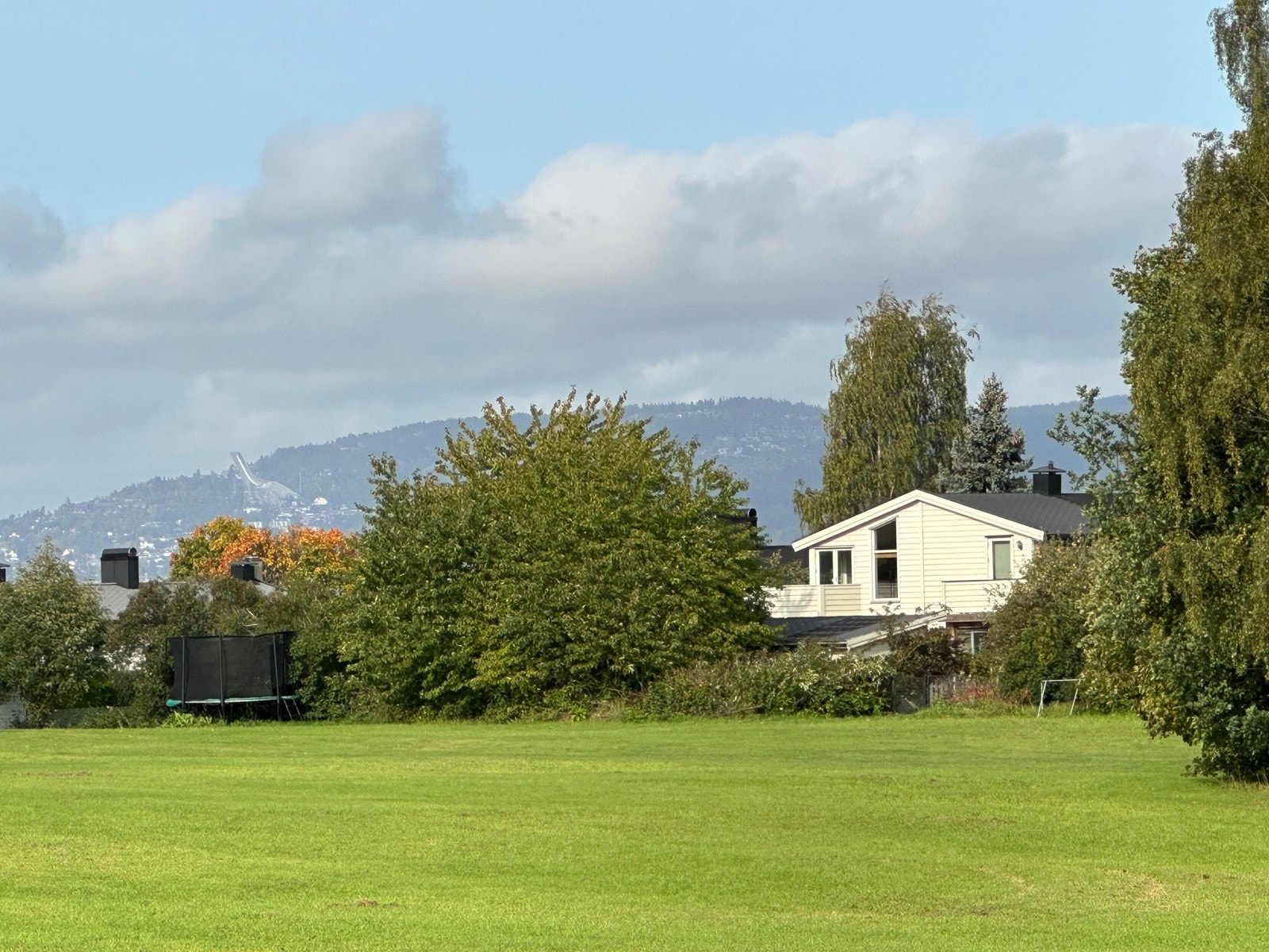 Felles trampoline for nabobarna. Masse plass for ballspill og lek rett utenfor porten. Galleribilde