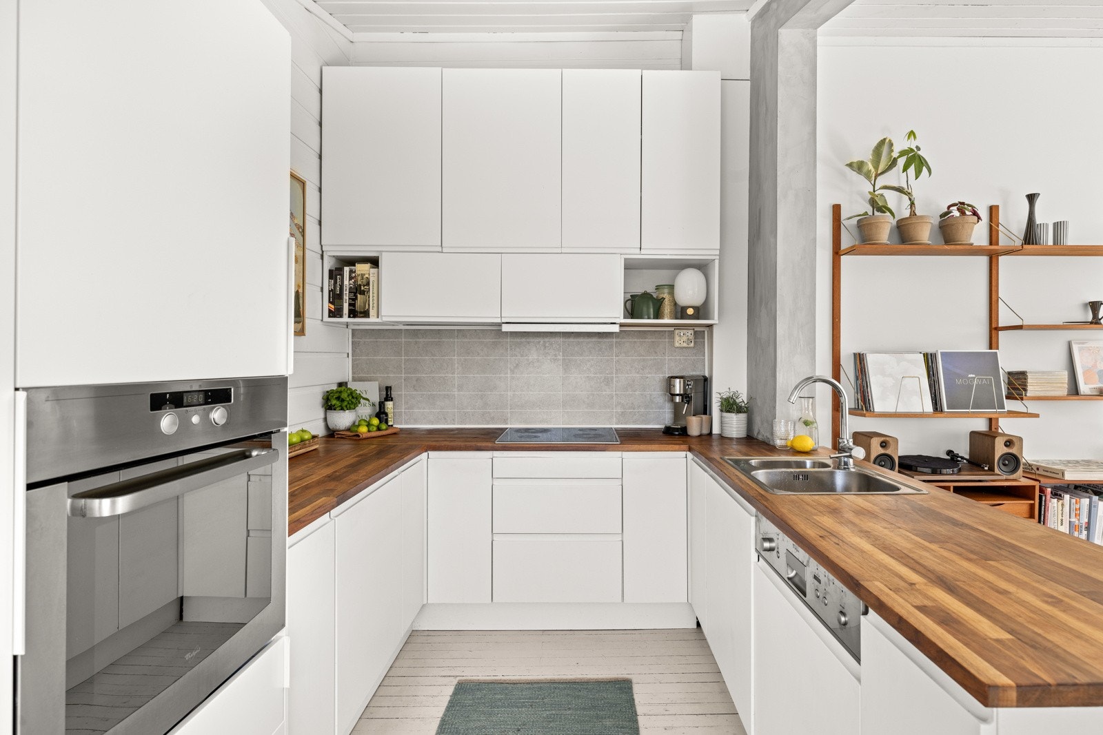 Kjøkkenet er opprinnelig fra HTH (2009) med nytt dobbelt høyskap med integrert kjøleskap fra IKEA (2023) Galleribilde