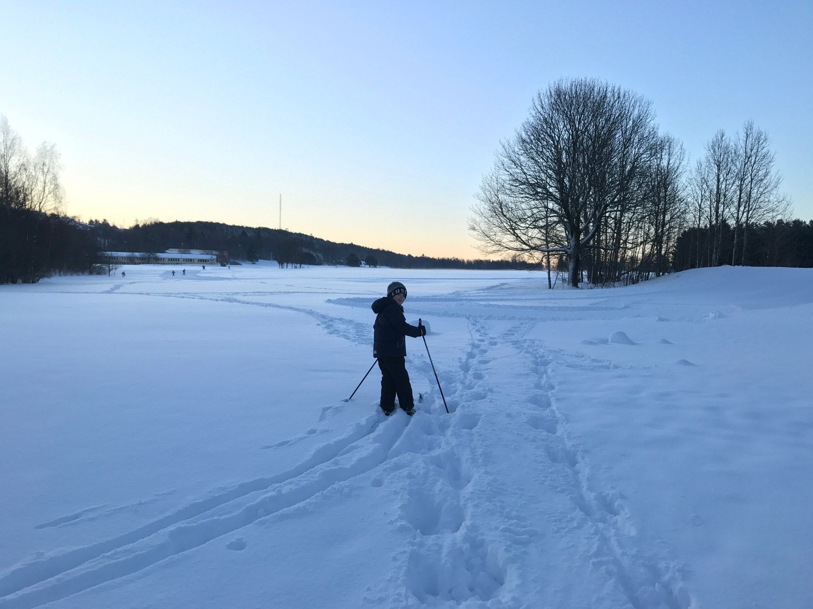 Barna kan gå på ski til skolen. Galleribilde