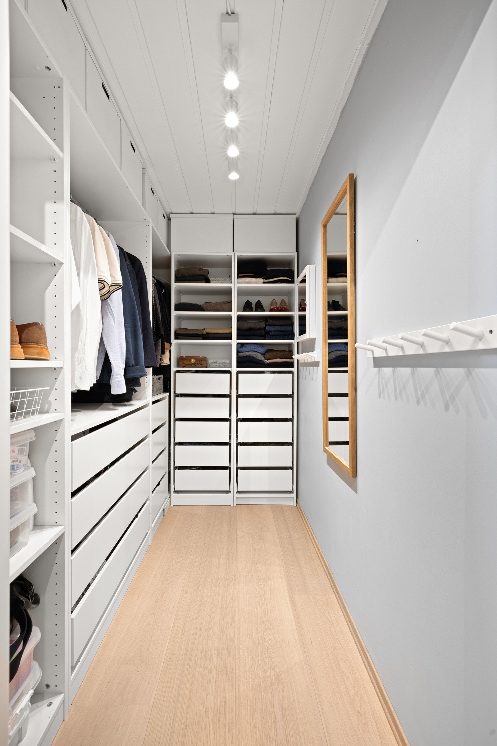 Et praktisk walk in closet er plassert i hovedsoverommet. Om man ønsker større soverom er det enkelt å fjerne veggen. Galleribilde