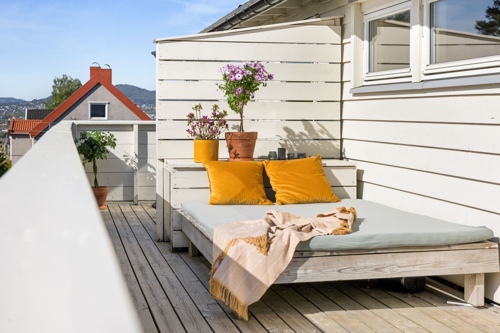 En plassbygget daybed er et herlig og privat sted å sole seg, og man kan også overnatte under åpen himmel hele året. Galleribilde