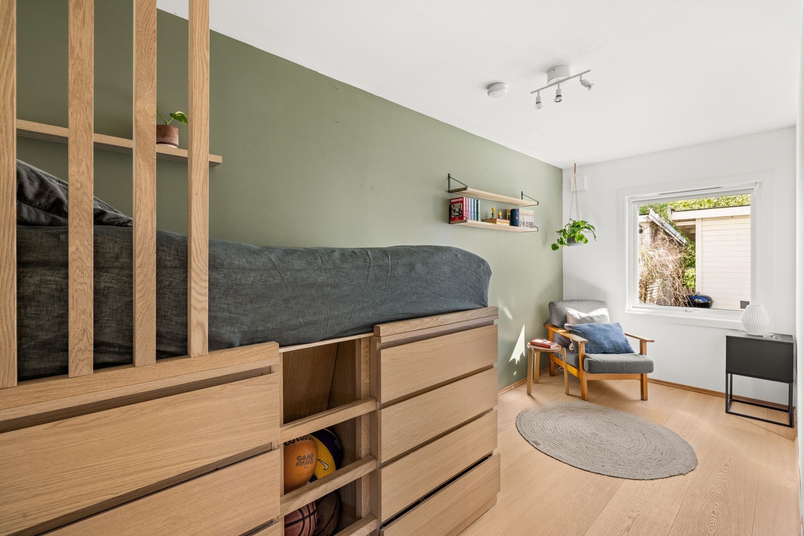 Soverom 3 har plassbygd seng bygget opp av malm-kommoder fra IKEA og heltre eikespiler. Galleribilde