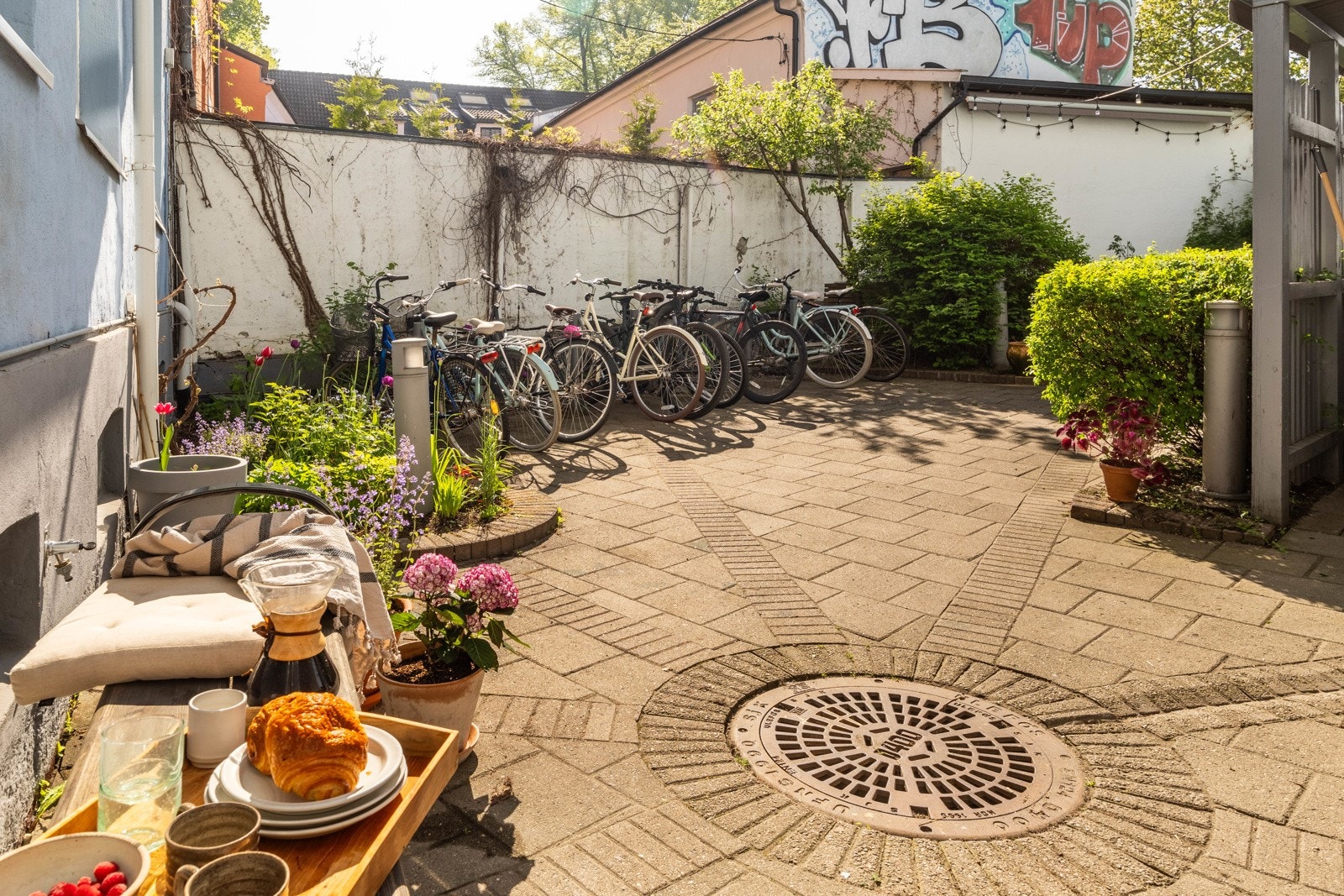 Borettslaget har en hyggelig og frodig bakgård med felles grill og plommetre. Galleribilde