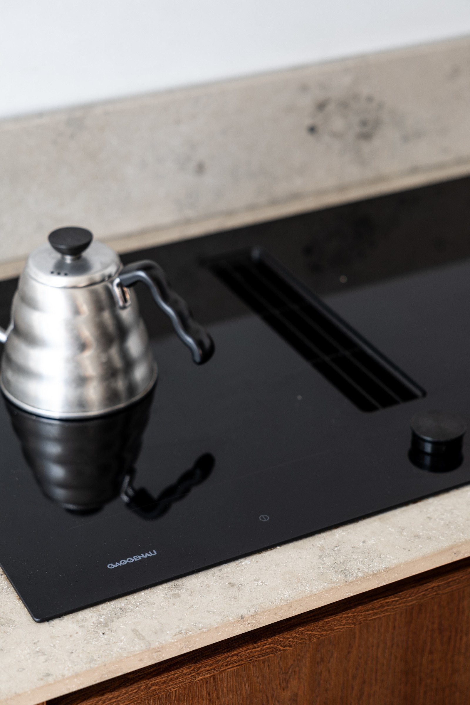 Kjøkkenet har nedsenket Gaggenau platetopp med ventilator og komfyrvakt. Galleribilde