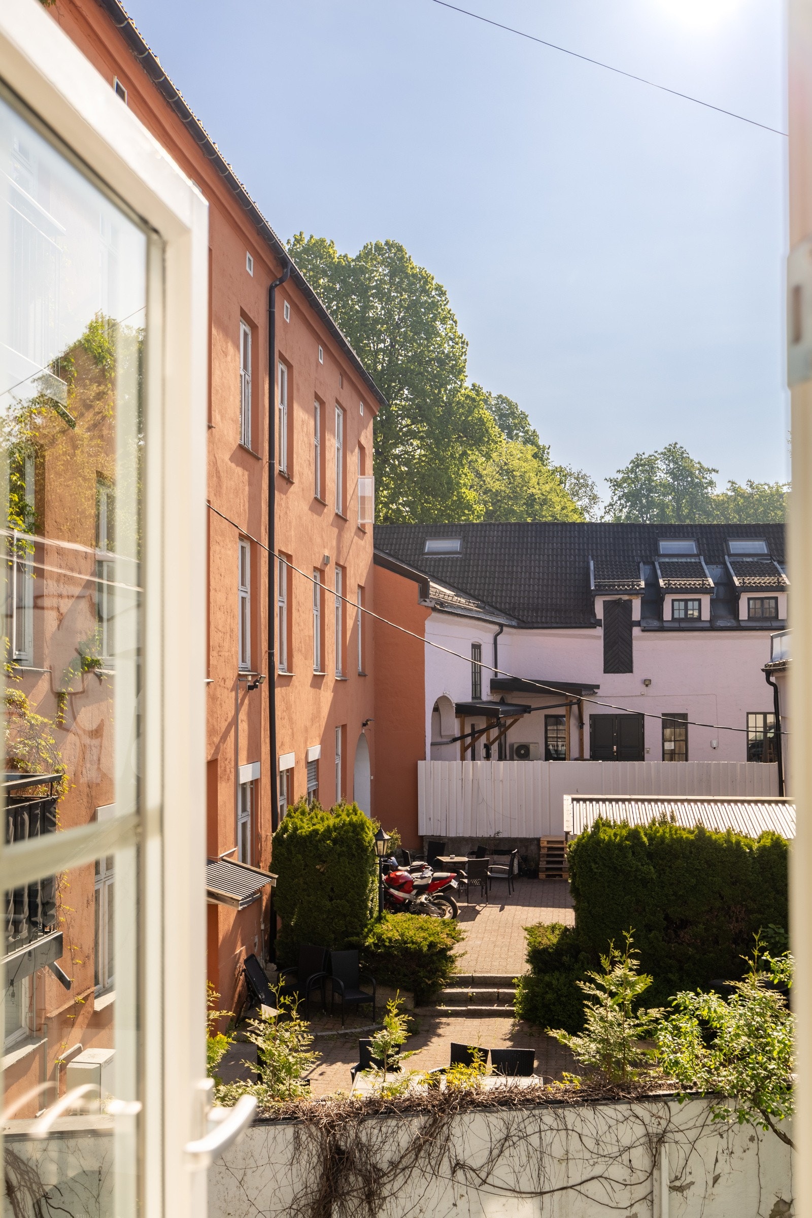 På kjøkkenet er det morgensol og utsyn mot den hyggelige bakgården. Galleribilde