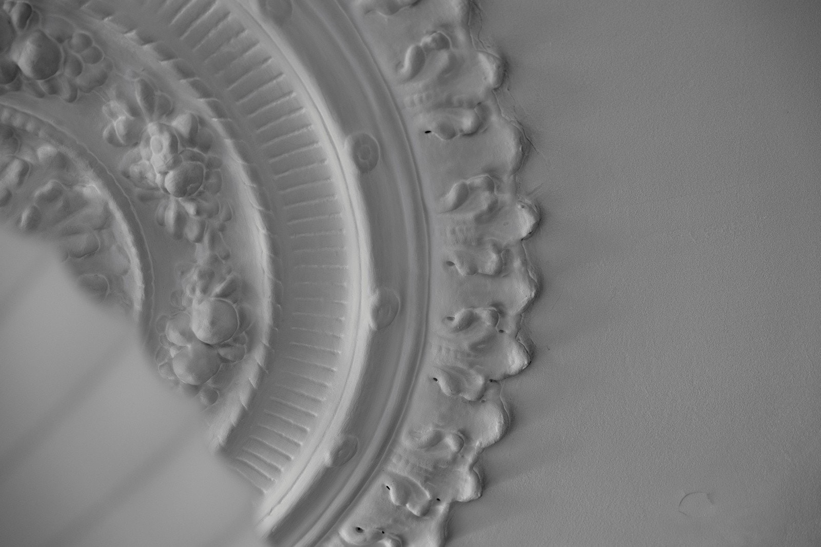 Stuen har klassiske detaljer som originalt tregulv, stukkatur og takrosett. Galleribilde