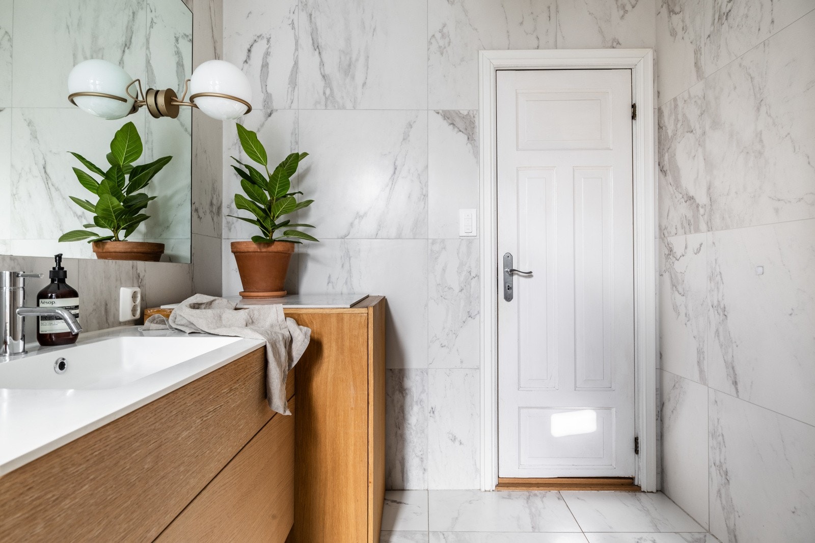 Badet har vegghengt servantskap i tre med heldekkende servant og vegghengt toalett med innebygget sisterne. Galleribilde