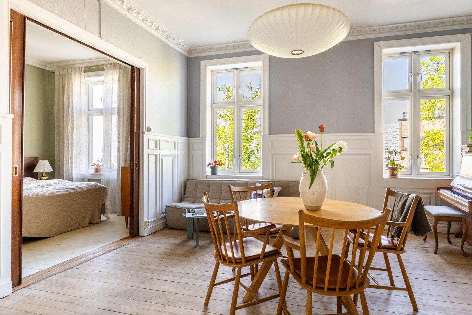 Leiligheten har store vindusflater som slipper inn mye naturlig lys. Galleribilde