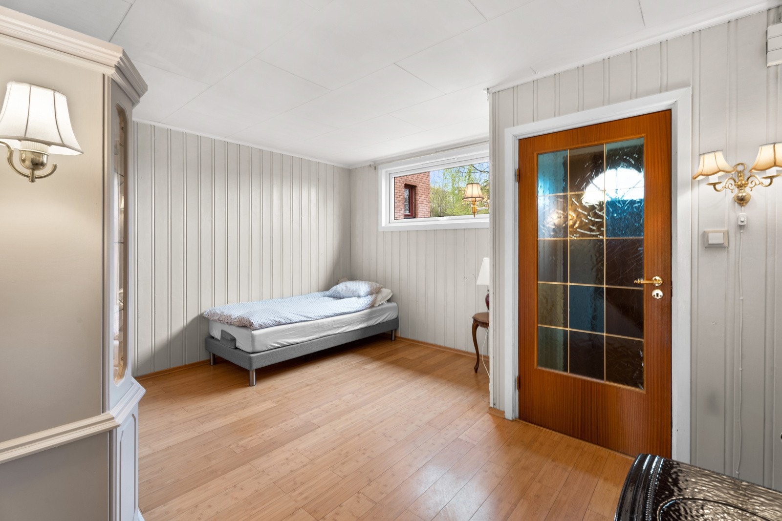 Lyst parkettgulv og malt panel på vegg. Galleribilde