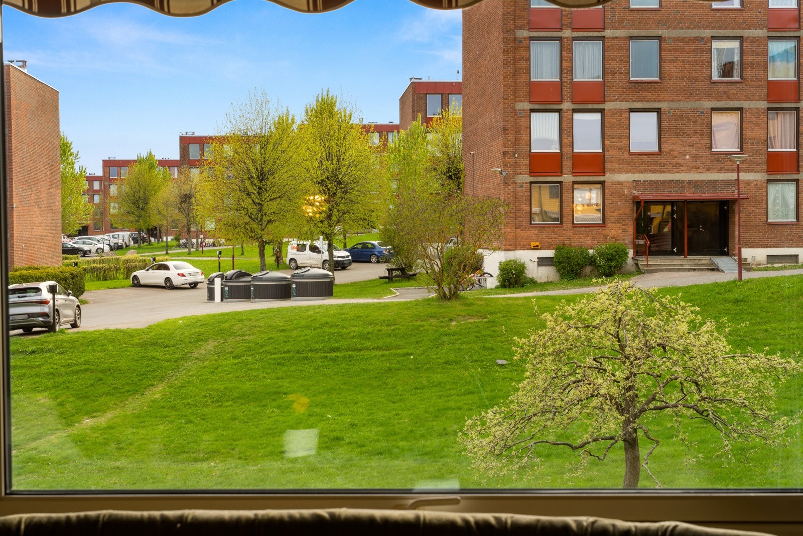 Også fra stuen kan du følge med på barna utenfor. Galleribilde