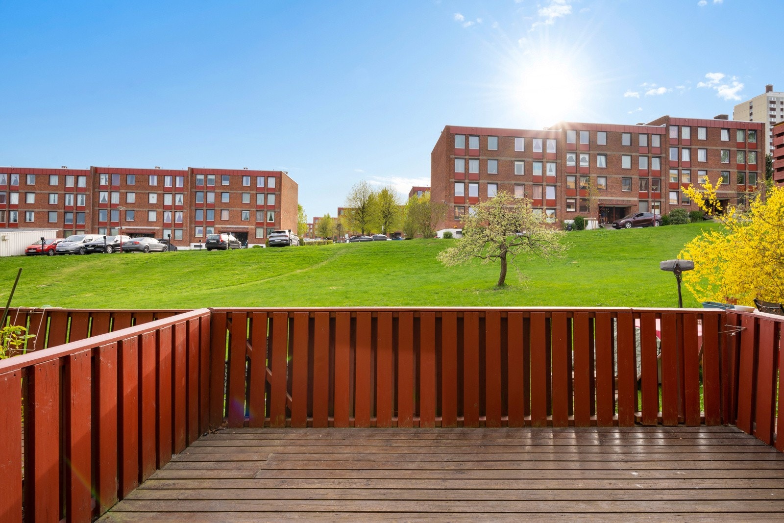 Nyt sol og flotte grøntarealer mens du holder øye med barna fra din nye markterrasse. Galleribilde