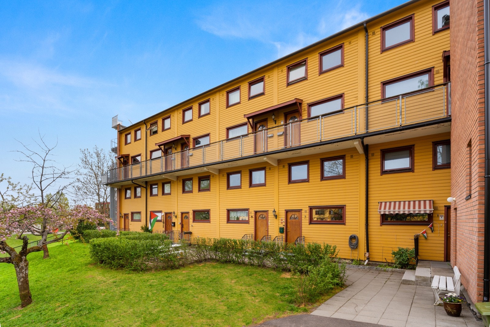Nyt enkel hverdag med inngangsparti fra bakkeplan. Galleribilde