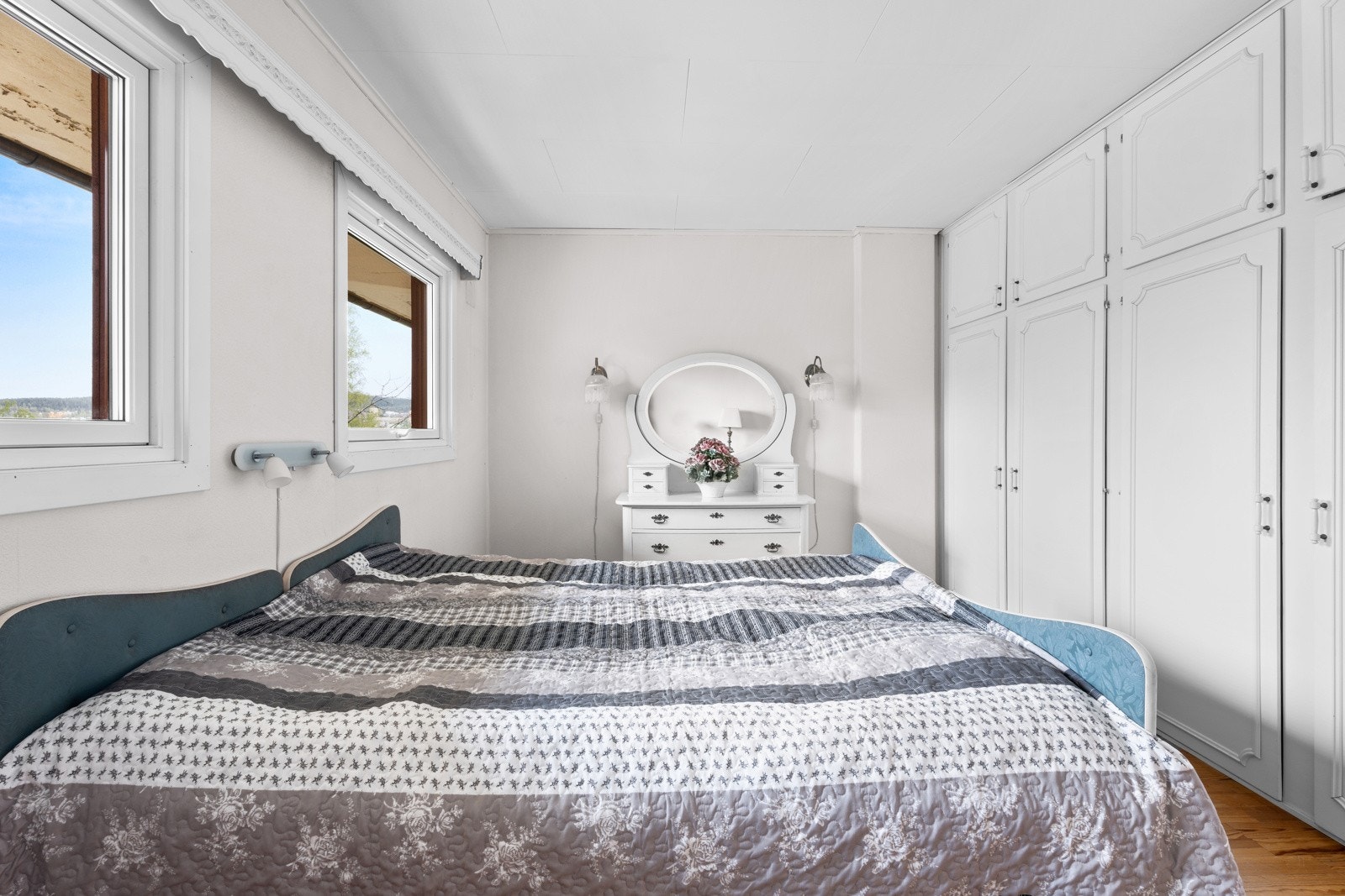Plassbebygd skap med mye lagringsplass. Galleribilde