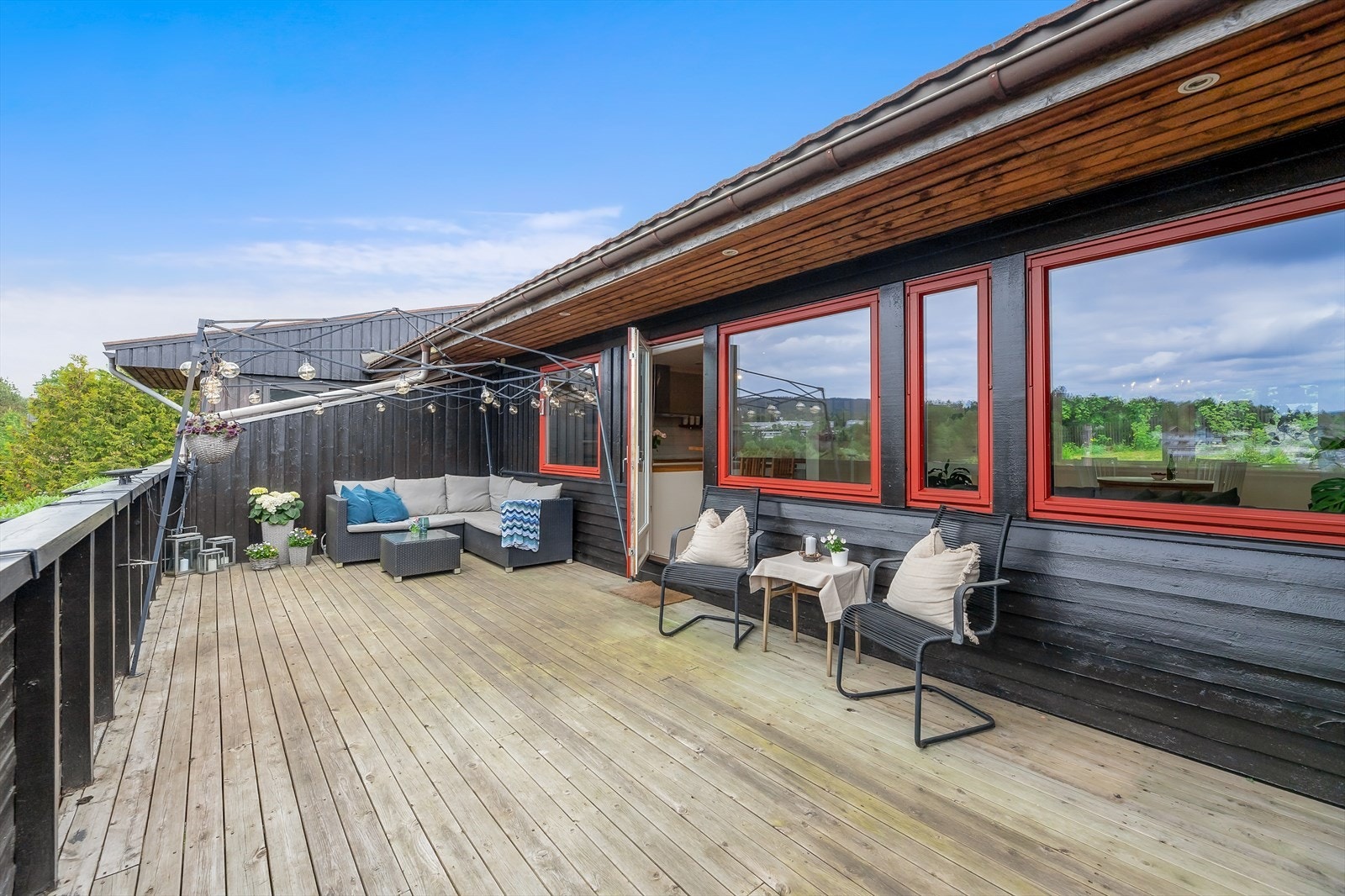 Stor og delvis overbygd veranda med downlights langs himlingen, og god plass til loungeavdeling og spisegruppe Galleribilde