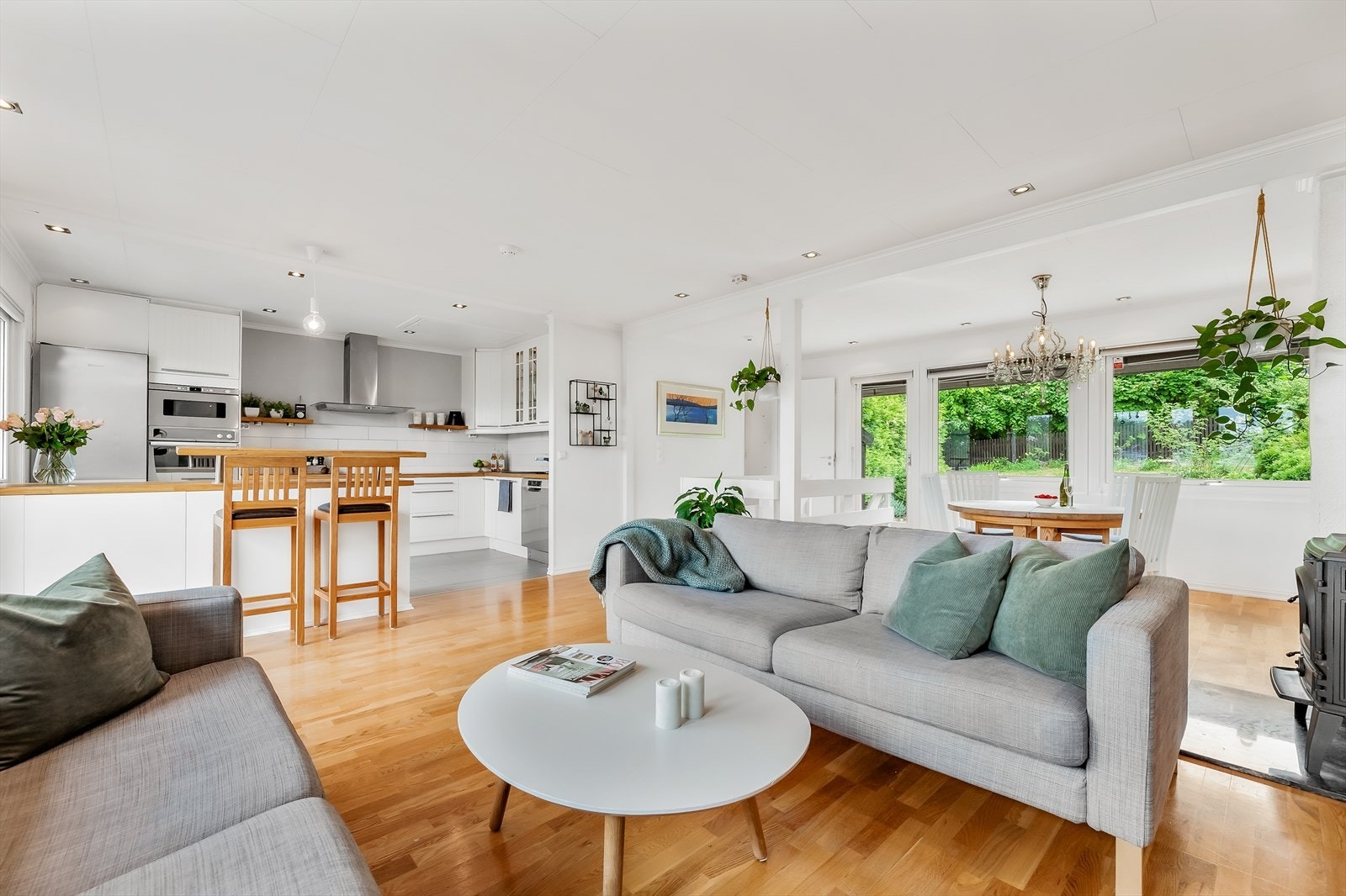 I stuen er det plass til både sofagruppe og spisebord Galleribilde
