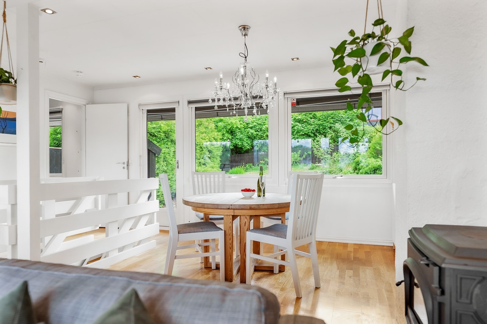 Fra stuen er det utgang til stor terrasse Galleribilde
