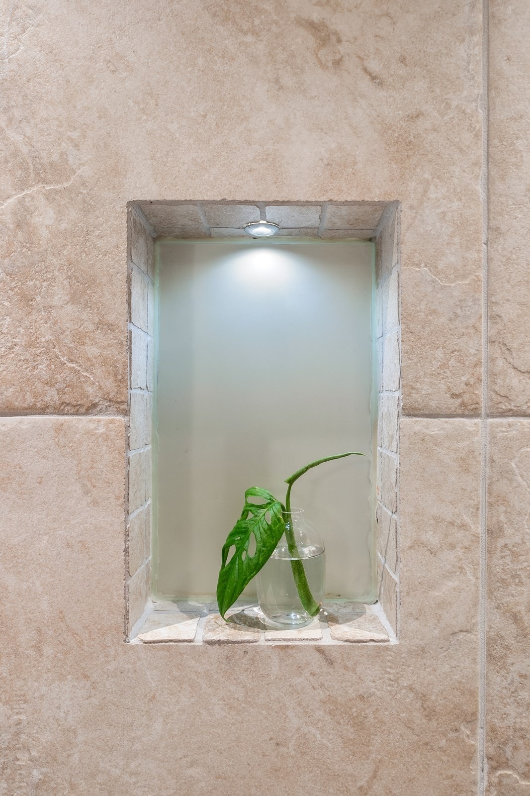 Detalj av nisje på badet med belysning Galleribilde
