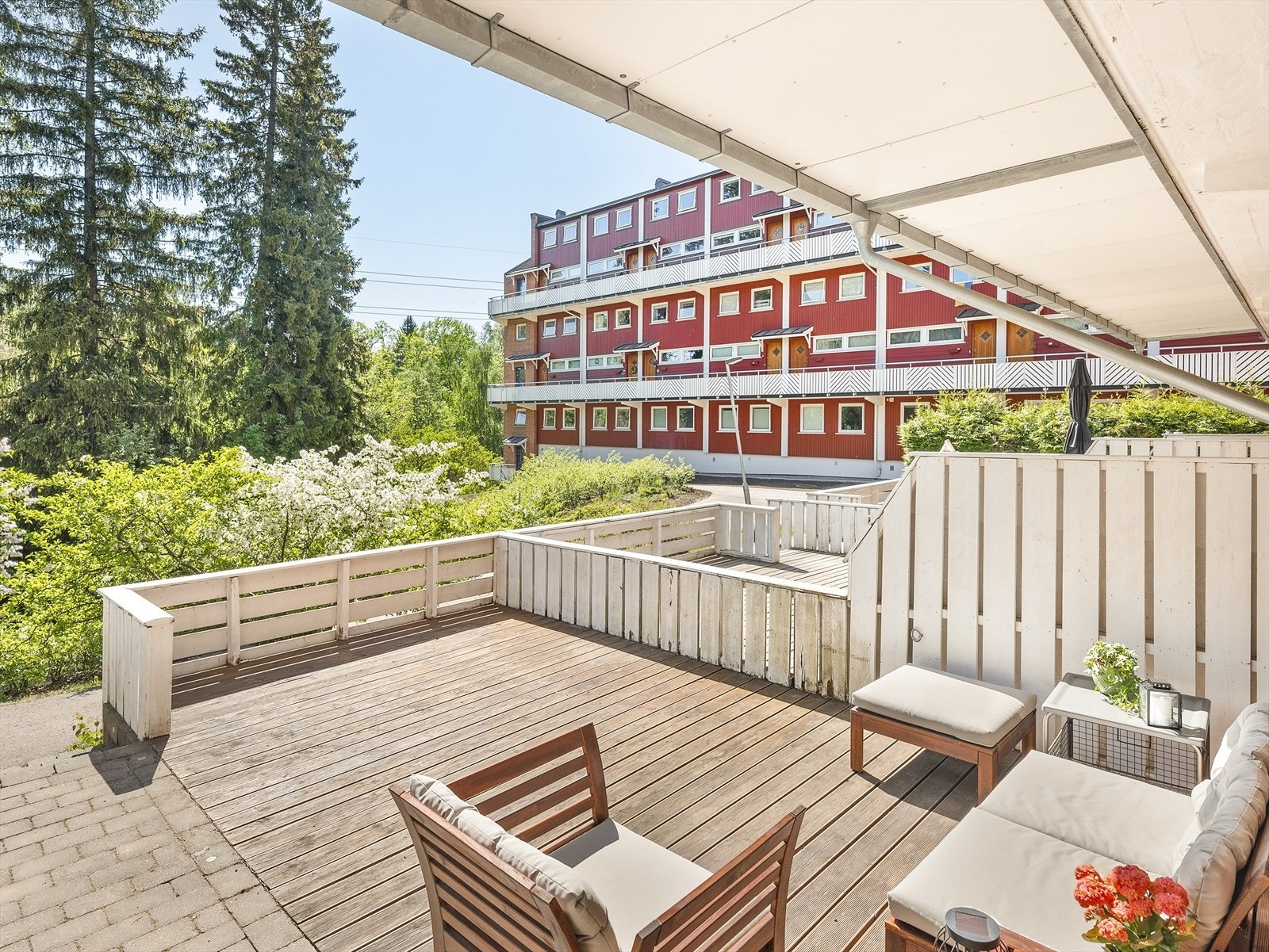 Boligen har et herlig uteområde med en romslig markterrasse og flotte solforhold. Galleribilde
