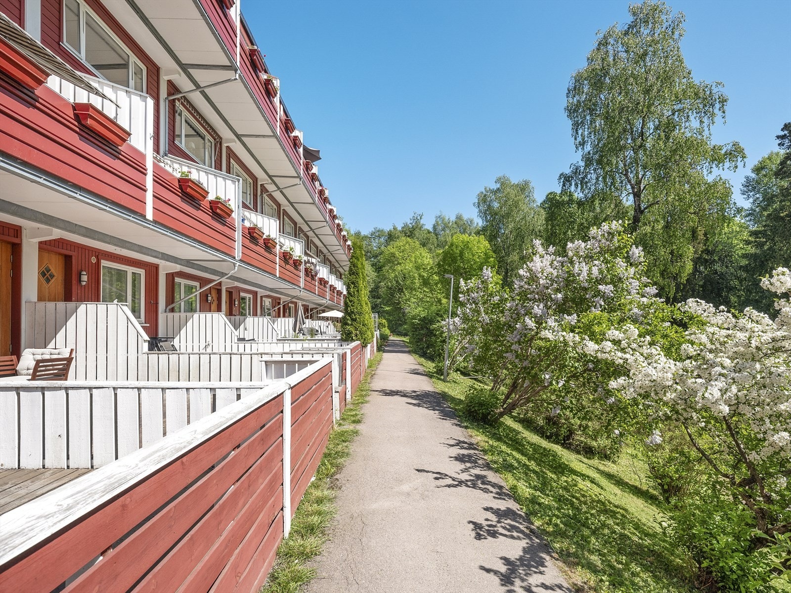 Leiligheten er beliggende i et rolig boområde med nærhet til grøntområder. Galleribilde