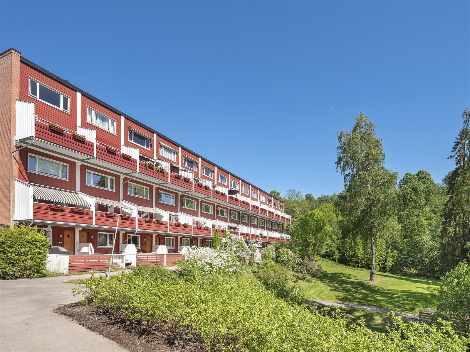 Fellesarealene er velholdt med flott gressplen og sittegrupper. Galleribilde