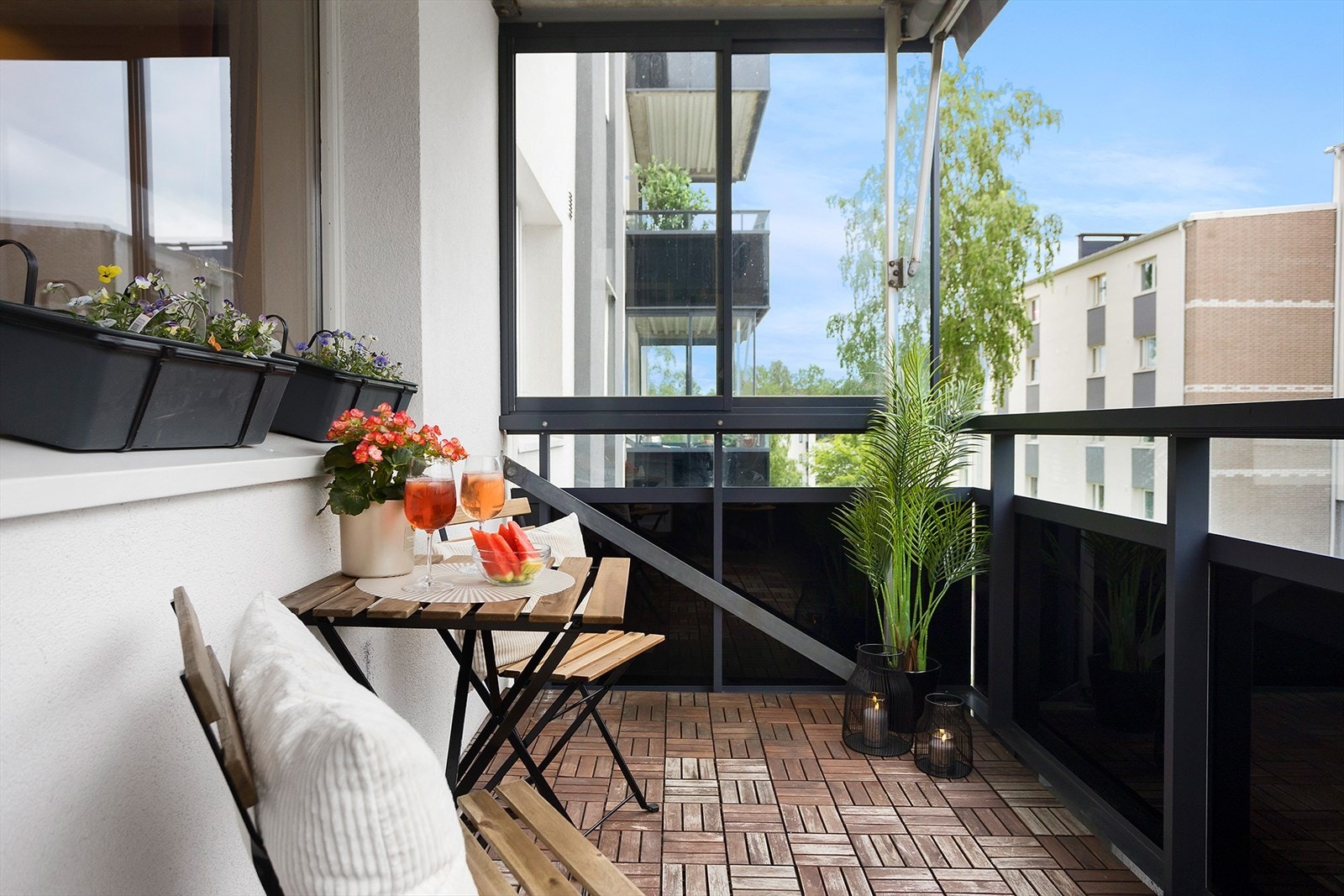 Balkongen byr på gode solforhold og har plass til en sittegruppe og beplantning. Galleribilde