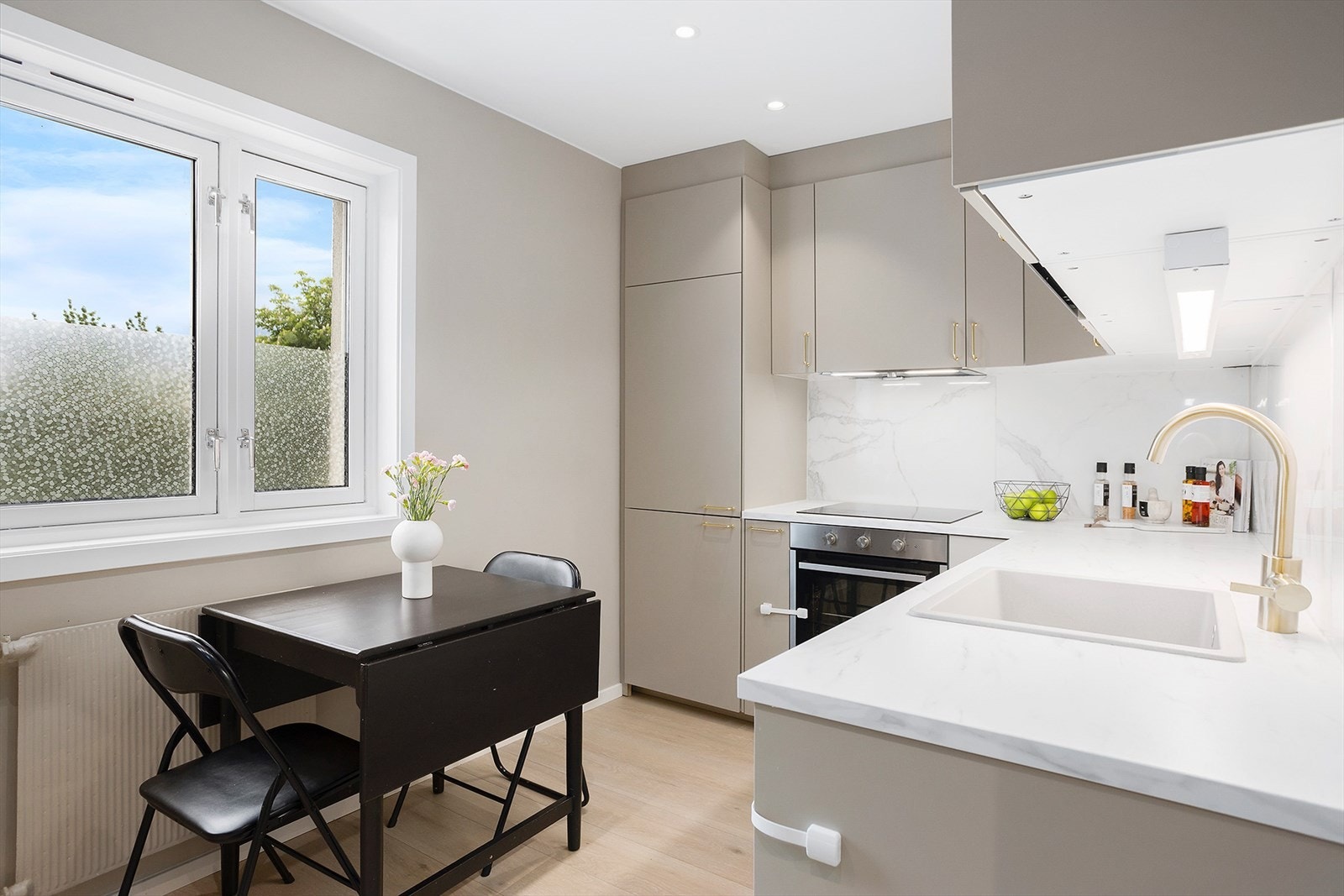 Det er plass til en ekstra spisegruppe i tilknytning kjøkkenet. Galleribilde