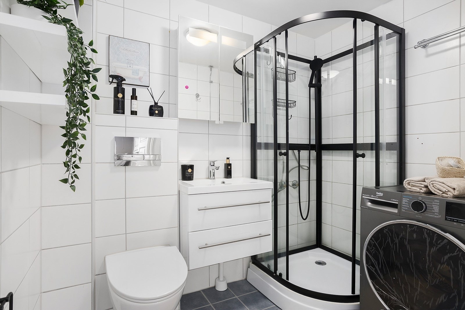 Pent flislagt baderom med moderne innredning og varmekabler i gulv. Galleribilde