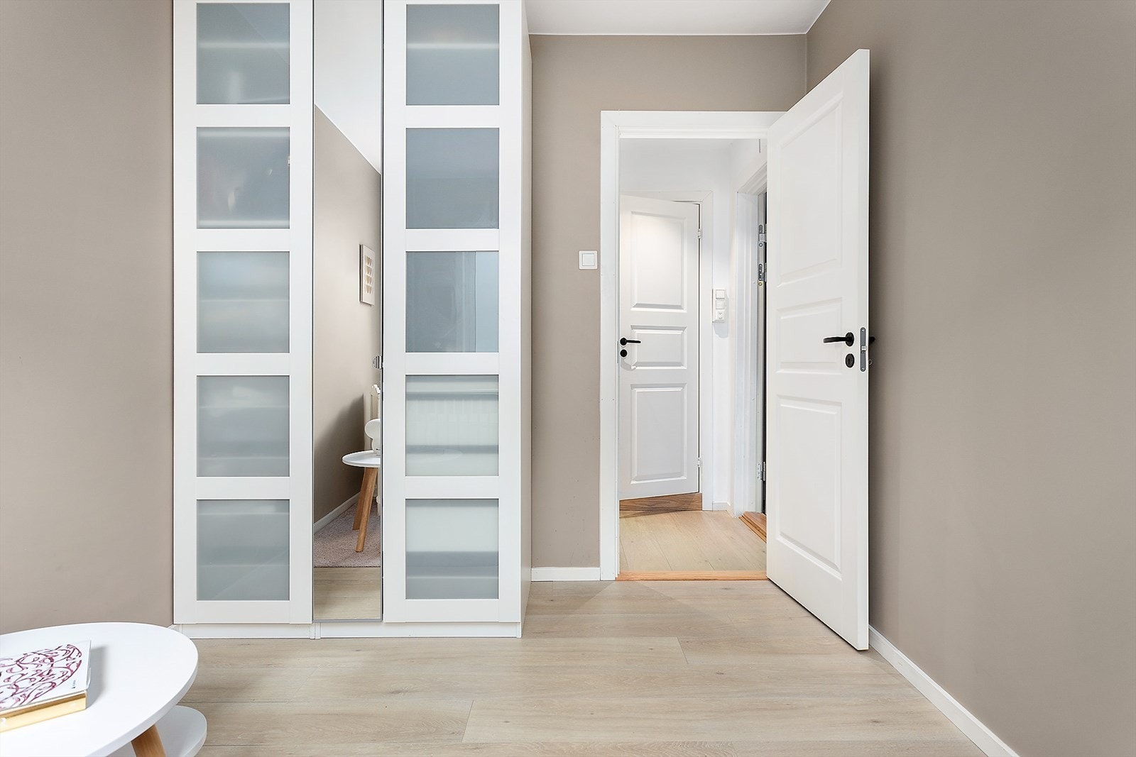 Garderobeskap medfølger. Galleribilde