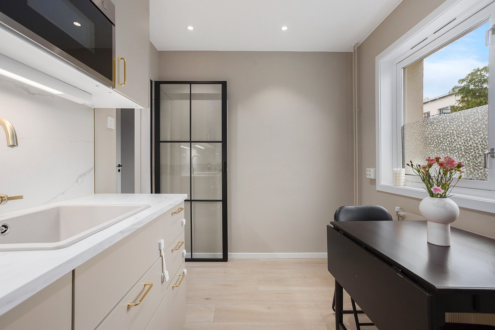 Det er plass til en ekstra sittegruppe i tilknytning kjøkkenet. Galleribilde