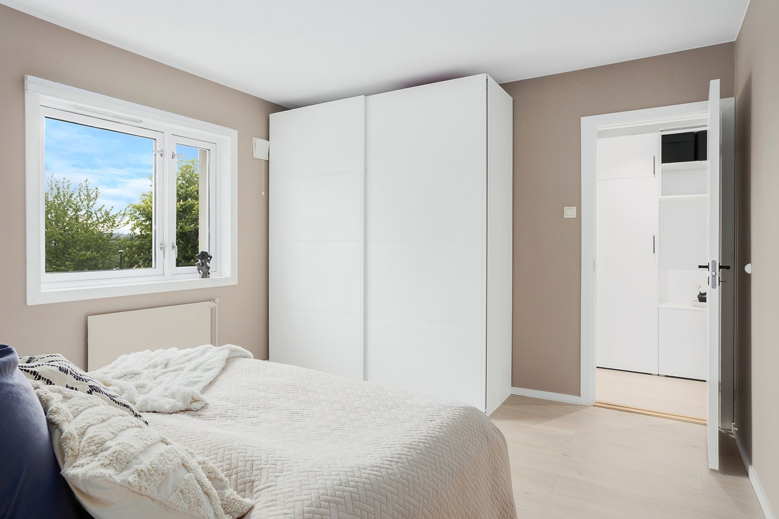 Det er god plass for oppbevaring i garderobeskap. Galleribilde