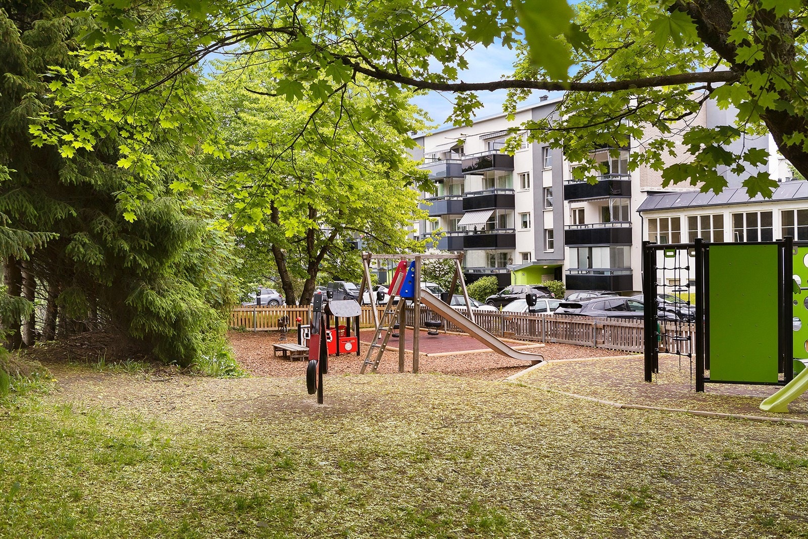 Det er et barnevennlig område med nærhet til barnehage, skole og fritidsaktiviteter. Det er etablert et hyggelig lekeområde for de yngste like utenfor boligen. Galleribilde