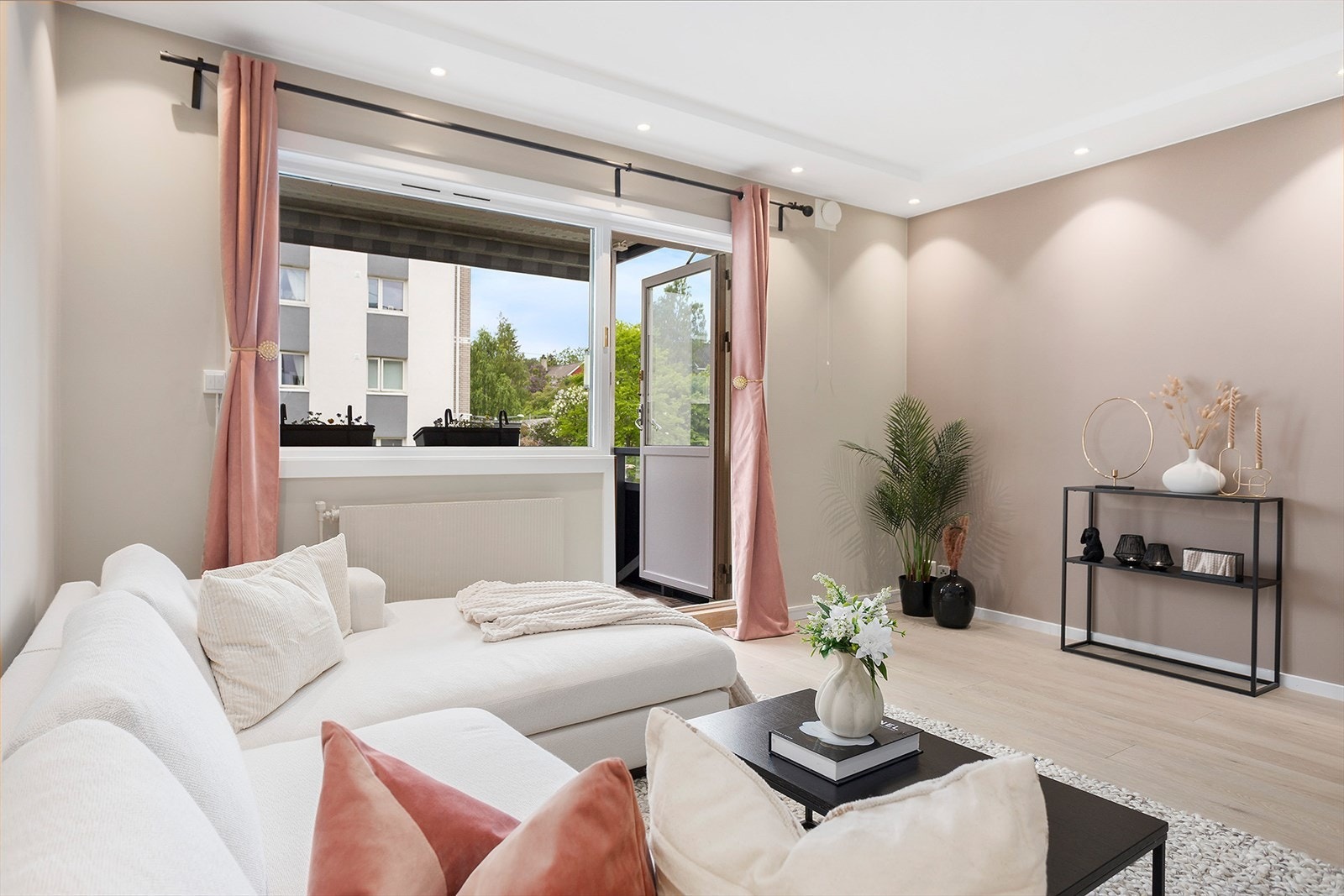 Leiligheten har store vindusflater som gir et flott lysinnslipp i rommet. Galleribilde