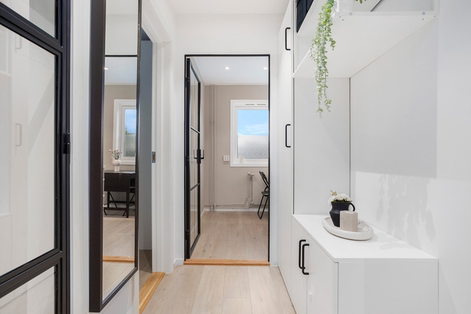 Det er god plass til å henge yttertøy og sko. Galleribilde