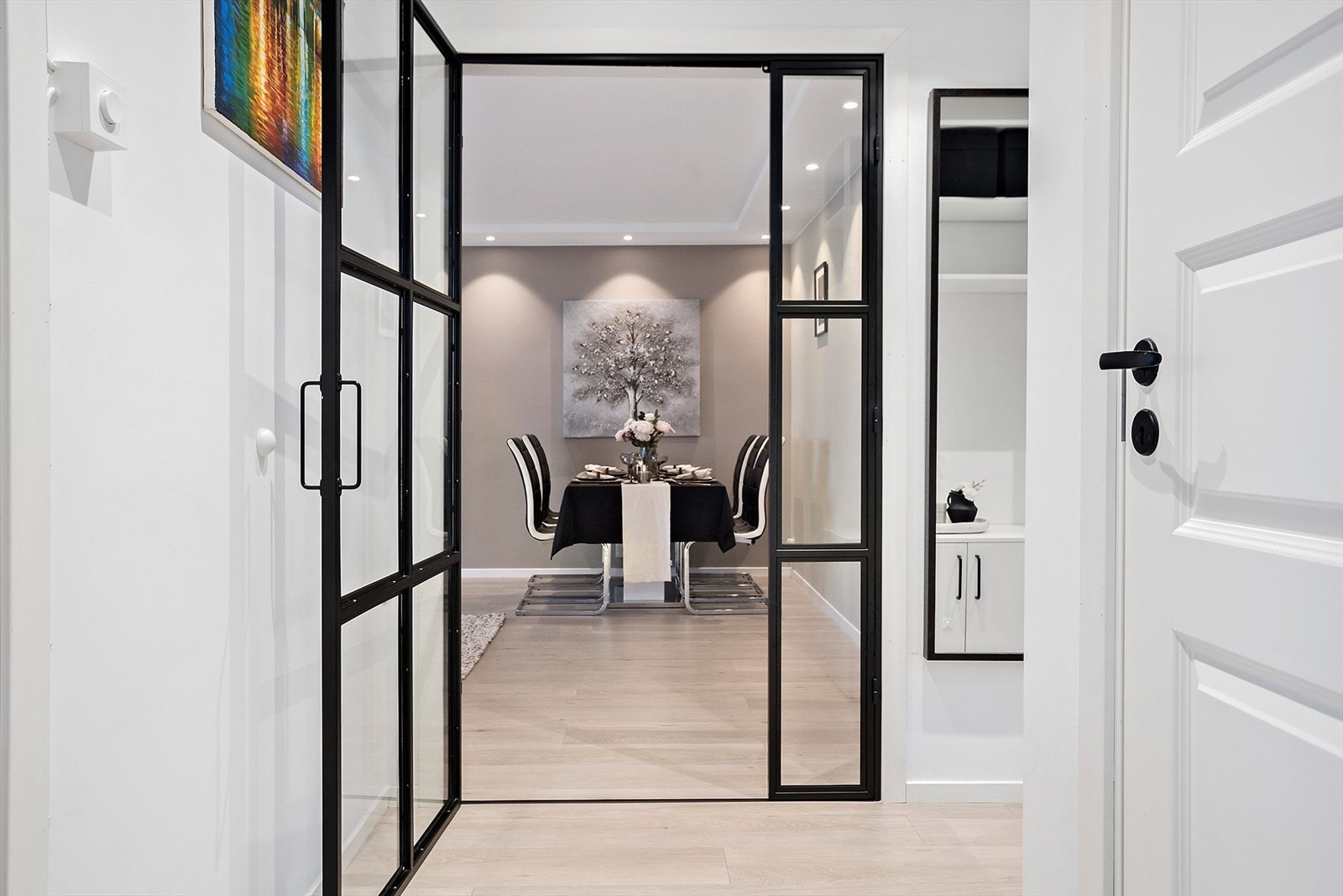 Entrèn fremstår som lys og romslig, og gir et godt førsteinntrykk. Galleribilde