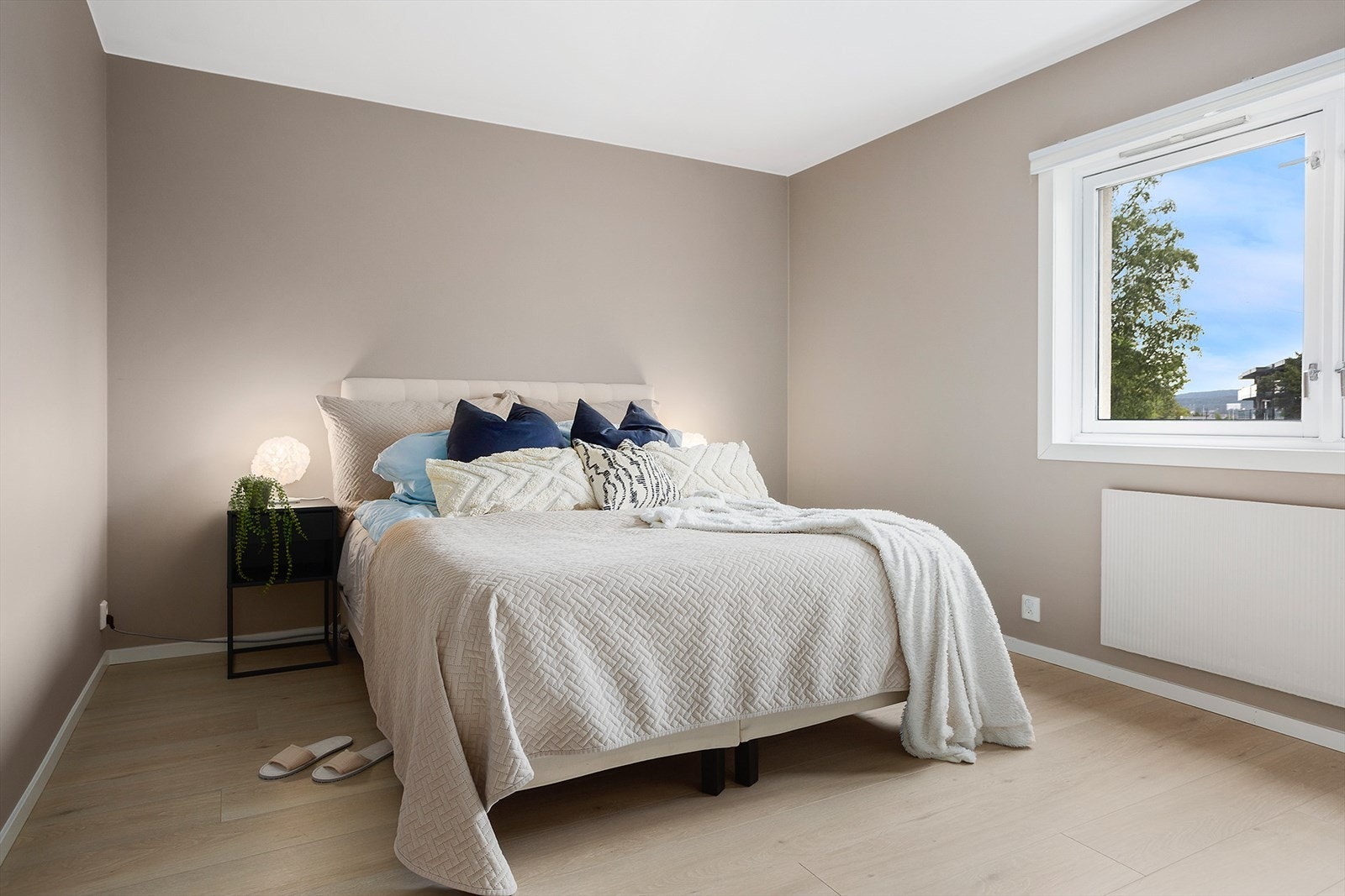 Hovedsoverom er av romslig størrelse med plass for dobbeltseng med tilhørende nattbord og garderobeskap. Galleribilde