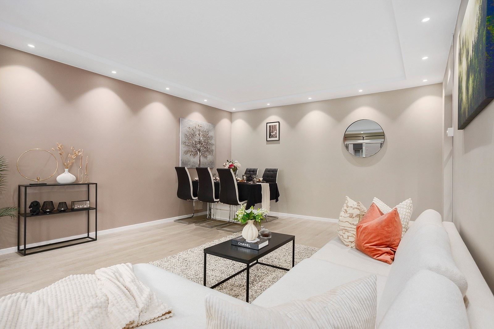 Boligen er gjennomført med smakfulle fargevalg, som gjør det enkelt å innrede etter eget ønske. Galleribilde