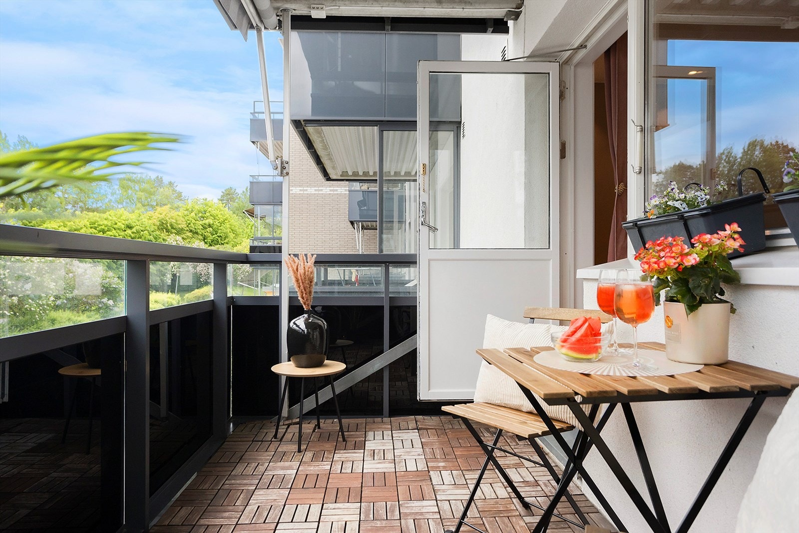 Fra stuen er det direkte utgang til en hyggelig vestvendt balkong. Galleribilde