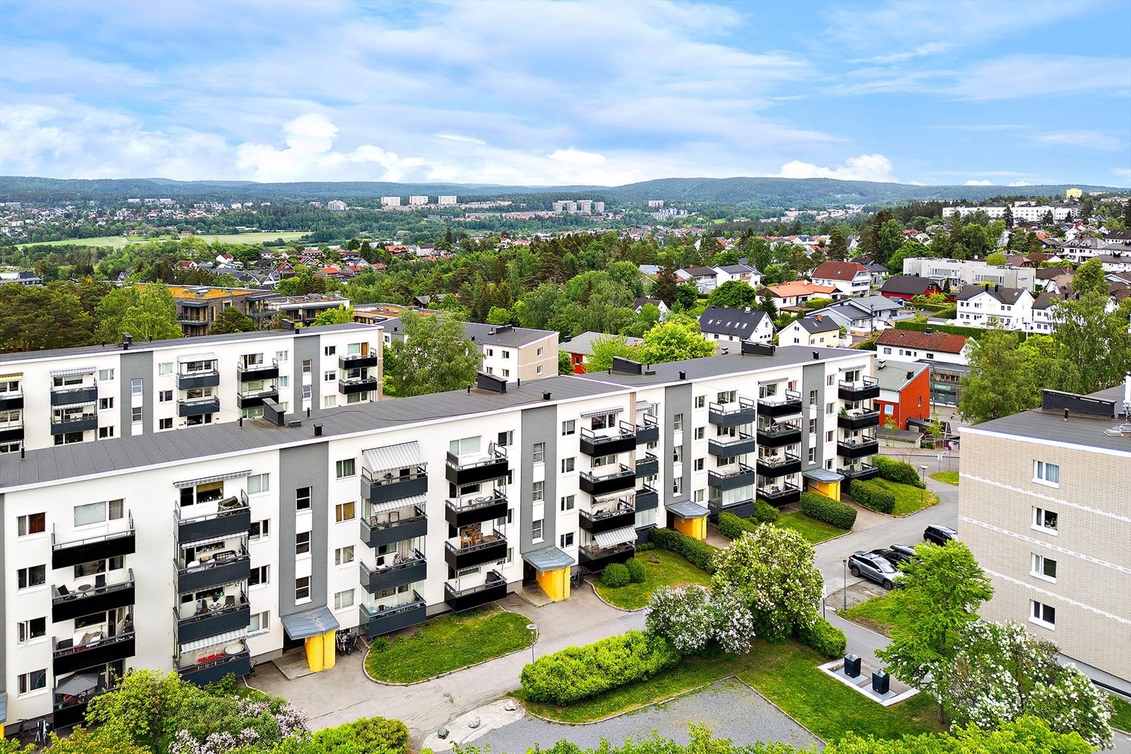 Boligen er beliggende i et veletablert bomiljø med kort avstand til dagligvarebutikk, offentlig kommunikasjon og flotte turmuligheter. Galleribilde