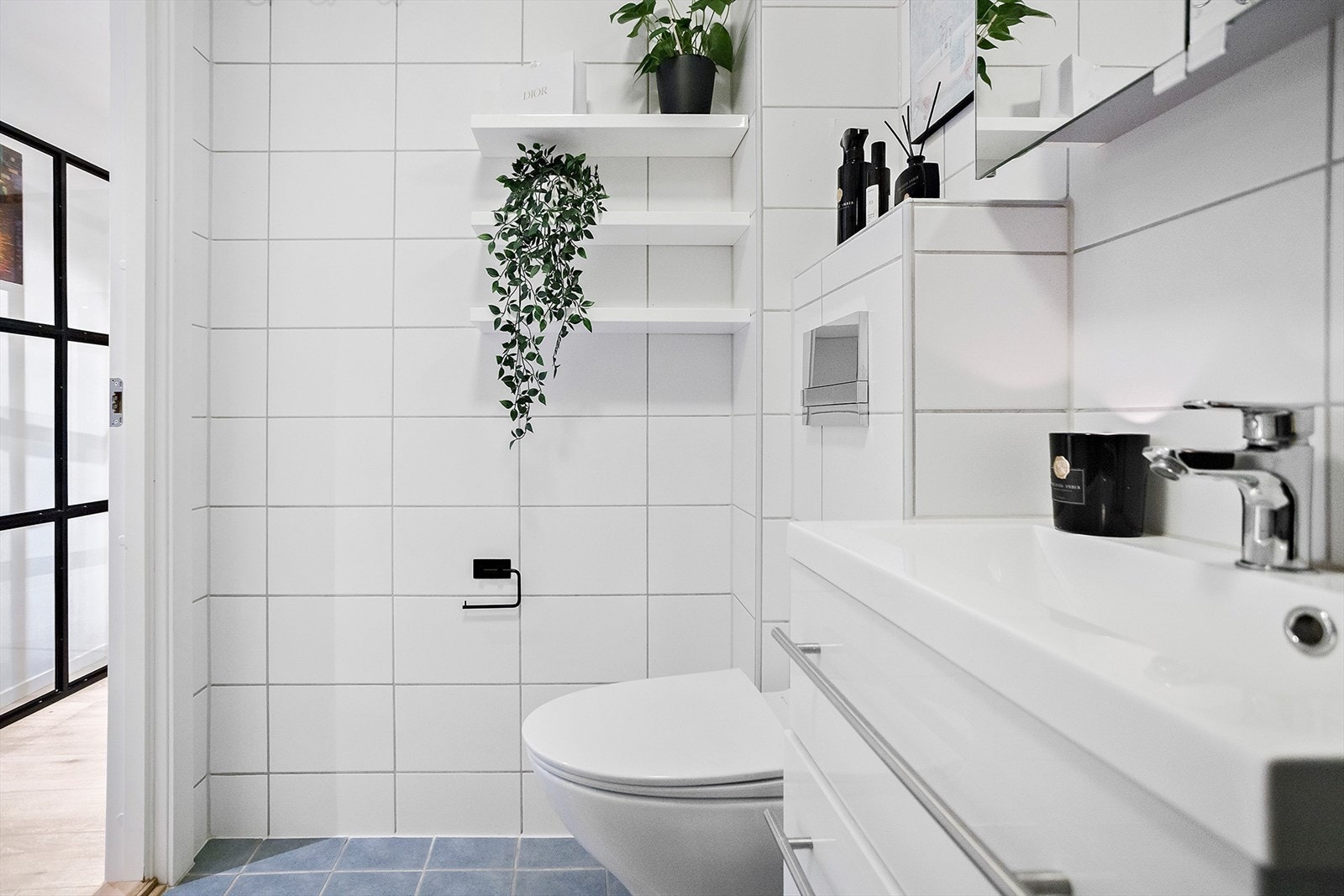 Badet er innredet med servant i skuffeseksjon for oppbevaring. Galleribilde