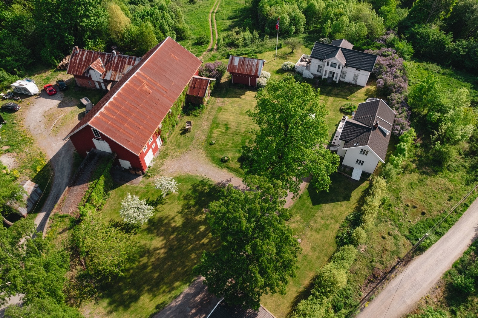 Opprinnelig hadde gården navnet Gislvin som kan bety solrik beitemark, og var en av 12 vingårder i Asker kommune. Vin er et norrønt ord for gressletter. Gisle vin betyr solstråler på gressletta Galleribilde