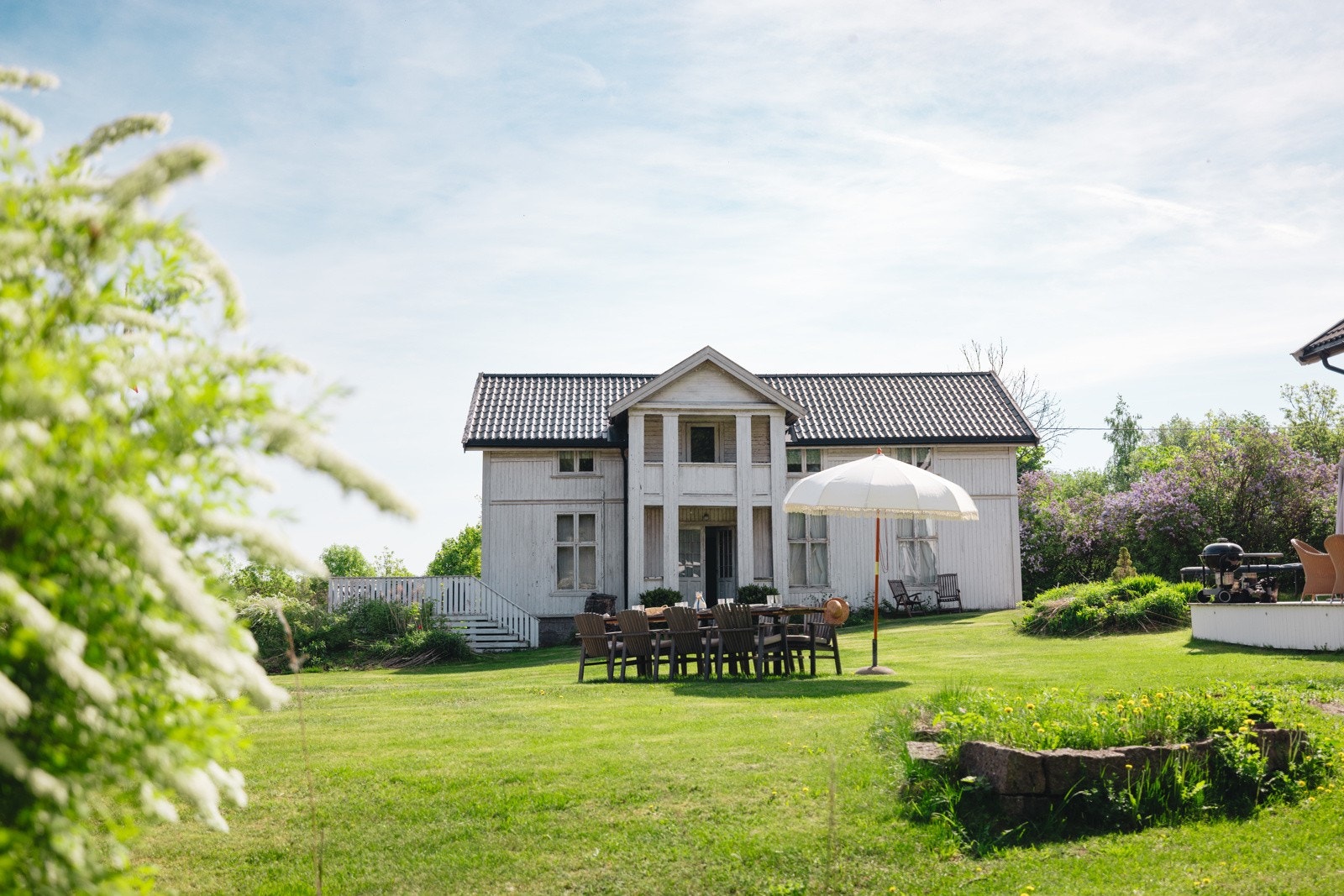 Totalarealet av eiendommen er på ca. 370 dekar, og inneholder et hovedhus, en kårbolig, en låve, to garasjer, et stabbur, samt en garasje/ et vognskjul Galleribilde