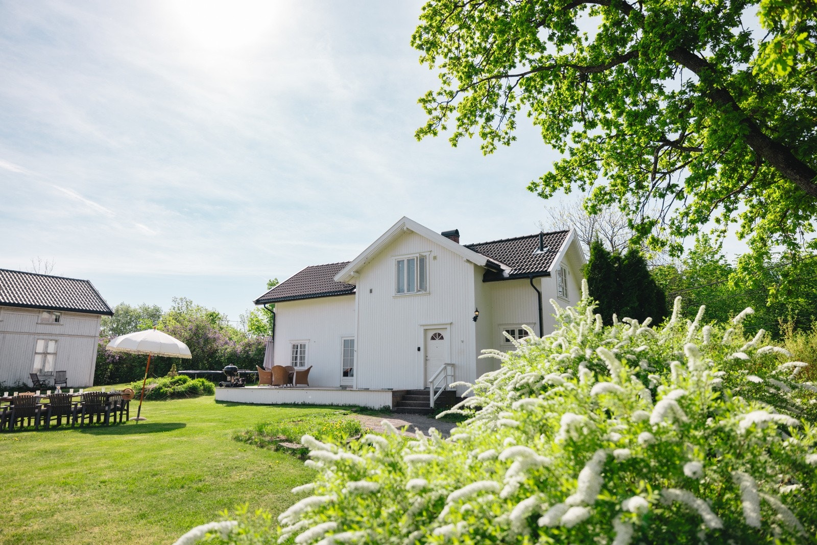 Gisle Gård er vakkert plassert i kulturlandskapet mellom Heggedal og Vollen, og gir deg en opplevelse av landlig ro med fantastisk utsikt over Oslofjorden Galleribilde