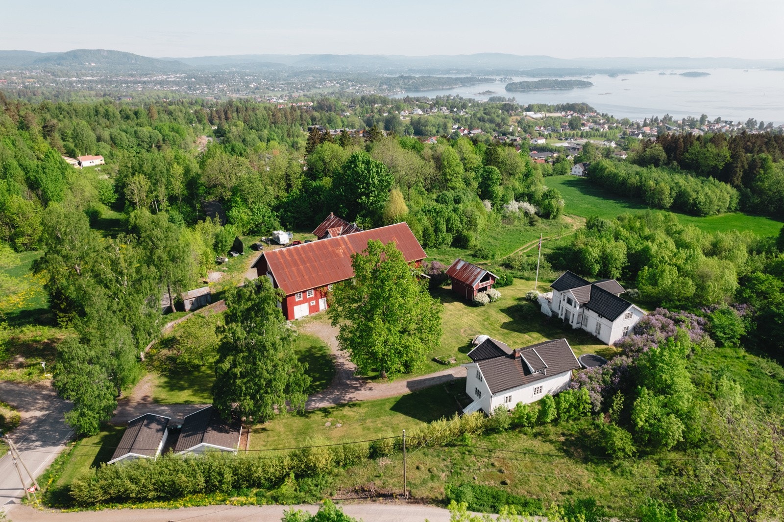 Gården ligger i kort avstand til Vollen sentrum med diverse butikker og servicetilbud, samt fjorden med strender og marina Galleribilde