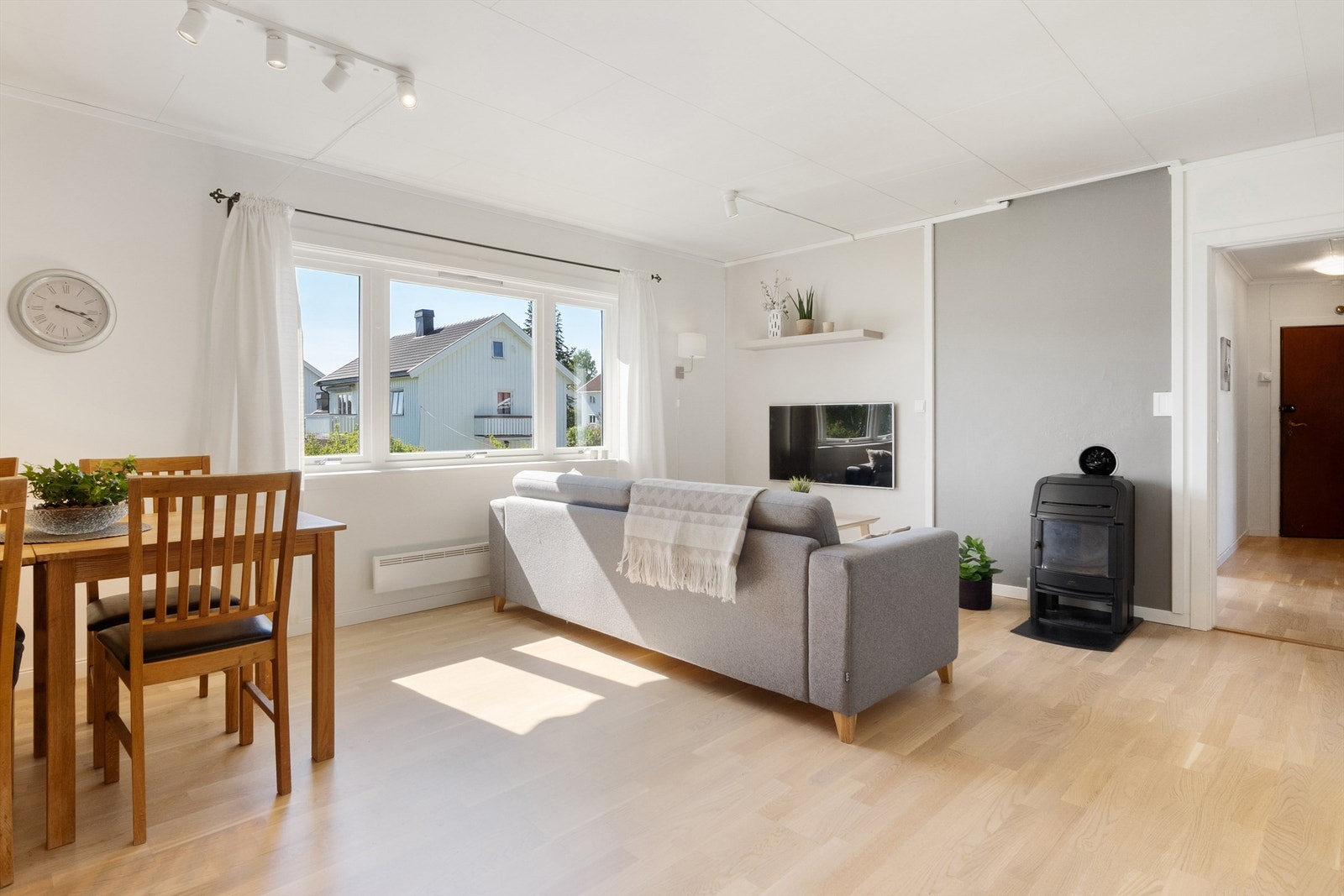 I stuen er det også plassert en vedovn, her må ovnsrør monteres før den kan tas i bruk. Galleribilde